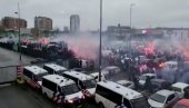 ПОКУШАЛИ ДА ЛИНЧУЈУ ДУШАНА ТАДИЋА: Погледајте како је возач аутобуса спасао фудбалере Ајакса (ВИДЕО) ПОКУШАЛИ ДА ЛИНЧУЈУ ДУШАНА ТАДИЋА: Погледајте како је возач аутобуса спасао фудбалере Ајакса (ВИДЕО)