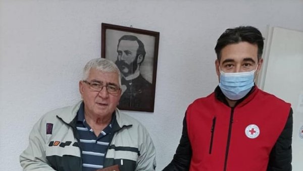 ЗА ПОЛА ВЕКА 100 ДОЗА КРВИ: Плакета Црвеног крста за 71-годишњег Ненада Грбића ЗА ПОЛА ВЕКА 100 ДОЗА КРВИ: Плакета Црвеног крста за 71-годишњег Ненада Грбића