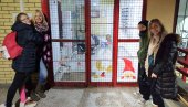 СЛИКАЈУ ЗА АНЂЕЛУ: Новосађанке празнике посвећују болесној девојчици из Београда СЛИКАЈУ ЗА АНЂЕЛУ: Новосађанке празнике посвећују болесној девојчици из Београда