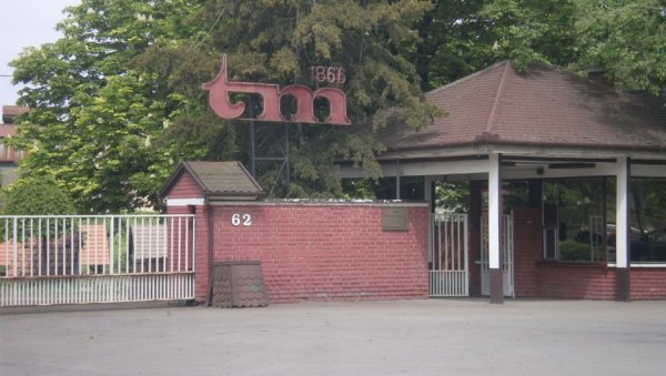 ПРИТВОР САМО ЗА ОЦА И СИНА: Шесторо лица осумњичено да су оштетили предузеће Тоза Марковић ПРИТВОР САМО ЗА ОЦА И СИНА: Шесторо лица осумњичено да су оштетили предузеће Тоза Марковић