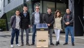 JEDAN KLIK DO MEDA: Grupa mladih Nišlija osmislila genijalan uređaj za pčelare JEDAN KLIK DO MEDA: Grupa mladih Nišlija osmislila genijalan uređaj za pčelare