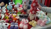 BOŽIĆNI I NOVOGODIŠNJI BAZAR U BOKI: Žene učestvovale u tradicionalnoj smotri (FOTO) BOŽIĆNI I NOVOGODIŠNJI BAZAR U BOKI: Žene učestvovale u tradicionalnoj smotri (FOTO)