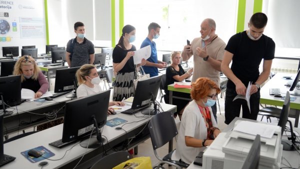 СВЕ МАЊЕ БРУЦОША, СВЕ ВИШЕ СТУДЕНТКИЊА: Најновији извештај РЗЗС о високошколском образовању СВЕ МАЊЕ БРУЦОША, СВЕ ВИШЕ СТУДЕНТКИЊА: Најновији извештај РЗЗС о високошколском образовању