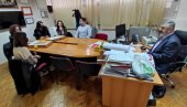 НАГРАЂЕНИ НАЈБОЉИ ЂАЦИ НА ВРАЧАРУ: Ањи и Ани општина поклонила преносни рачунар НАГРАЂЕНИ НАЈБОЉИ ЂАЦИ НА ВРАЧАРУ: Ањи и Ани општина поклонила преносни рачунар