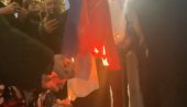 УЖАС У ТИРАНИ: Албански екстремисти пале српске заставе (ФОТО/ВИДЕО) УЖАС У ТИРАНИ: Албански екстремисти пале српске заставе (ФОТО/ВИДЕО)