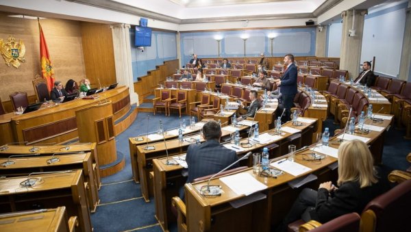 МИНИМАЛАЦ ДА БУДЕ 200 €: Представници власти предлажу веће пензије, опозиција тврди да обећања дају без покрића МИНИМАЛАЦ ДА БУДЕ 200 €: Представници власти предлажу веће пензије, опозиција тврди да обећања дају без покрића