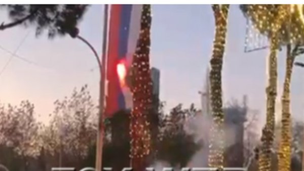 УЖАСНЕ СЛИКЕ: Овако су албански екстремисти уништавали српску заставу (ФОТО) УЖАСНЕ СЛИКЕ: Овако су албански екстремисти уништавали српску заставу (ФОТО)