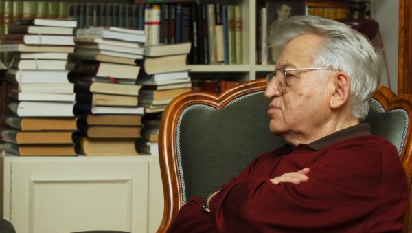 ЋОСИЋЕВА РУКА ПОМИРЕЊА: Писац је закључивао да га је на овом свету, осим породице, задржавао само порив да пише ЋОСИЋЕВА РУКА ПОМИРЕЊА: Писац је закључивао да га је на овом свету, осим породице, задржавао само порив да пише