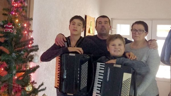 БАРИТОН ХАРМОНИКА, САН ДЕЧАКА ИЗ ПАРТЕША: Млади виртуози из околине Гњилана, освојили више од 50 међународних и домаћих признања и награда БАРИТОН ХАРМОНИКА, САН ДЕЧАКА ИЗ ПАРТЕША: Млади виртуози из околине Гњилана, освојили више од 50 међународних и домаћих признања и награда