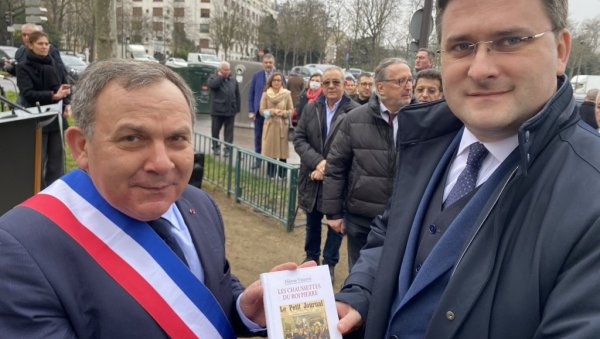 ЧАРАПЕ КРАЉА ПЕТРА: Никола Селаковић поклонио књигу градоначелнику париског 16. арондисмана Франсису Спинеру ЧАРАПЕ КРАЉА ПЕТРА: Никола Селаковић поклонио књигу градоначелнику париског 16. арондисмана Франсису Спинеру