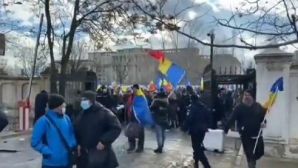 ДЕМОНСТРАНТИ УПАЛИ У СКУПШТИНУ У БУКУРЕШТУ: Протестују због ковид пропусница, жандармерија стигла на лице места (ФОТО, ВИДЕО) ДЕМОНСТРАНТИ УПАЛИ У СКУПШТИНУ У БУКУРЕШТУ: Протестују због ковид пропусница, жандармерија стигла на лице места (ФОТО, ВИДЕО)