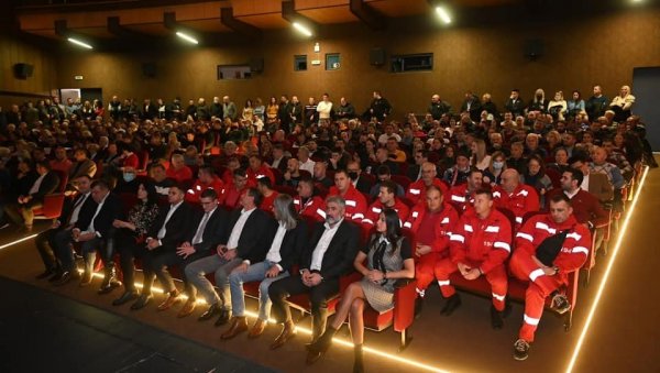 НАГРАЂЕНИ СВИ ВОЗАЧИ ХИТНЕ ПОМОЋИ: Свечана академија поводом дана ГО Обреновац НАГРАЂЕНИ СВИ ВОЗАЧИ ХИТНЕ ПОМОЋИ: Свечана академија поводом дана ГО Обреновац