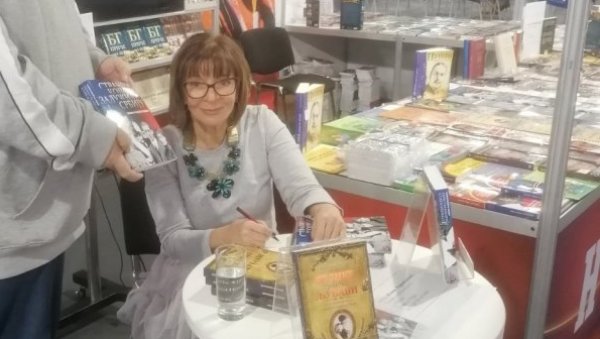СТРАНЦИ ЗАПАЖЕНИ НА САЈМУ: Жижа Радивојевић на штанду Новости СТРАНЦИ ЗАПАЖЕНИ НА САЈМУ: Жижа Радивојевић на штанду Новости