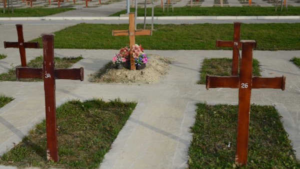 КАКО СЕ У БЕОГРАДУ САХРАЊУЈУ ЉУДИ КОЈИ НЕМАЈУ НИКОГА: За њих нема споменика, а на гробу им стоји један од ова два знака КАКО СЕ У БЕОГРАДУ САХРАЊУЈУ ЉУДИ КОЈИ НЕМАЈУ НИКОГА: За њих нема споменика, а на гробу им стоји један од ова два знака