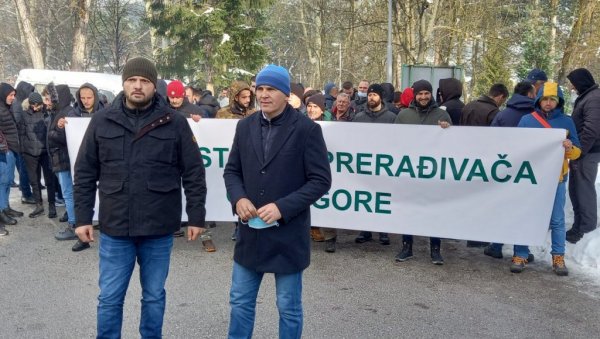 ДРВОПРЕРАЂИВАЧИ НЕ ОДУСТАЈУ: Окупљање незадовољних радника у Пљевљима ДРВОПРЕРАЂИВАЧИ НЕ ОДУСТАЈУ: Окупљање незадовољних радника у Пљевљима