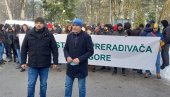 DRVOPRERAĐIVAČI NE ODUSTAJU: Okupljanje nezadovoljnih radnika u Pljevljima DRVOPRERAĐIVAČI NE ODUSTAJU: Okupljanje nezadovoljnih radnika u Pljevljima