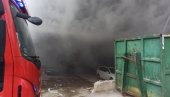 LOKALIZOVAN POŽAR U KLINIČKOM CENTRU: Radnici evakuisani, vatrogasci na terenu (FOTO) LOKALIZOVAN POŽAR U KLINIČKOM CENTRU: Radnici evakuisani, vatrogasci na terenu (FOTO)