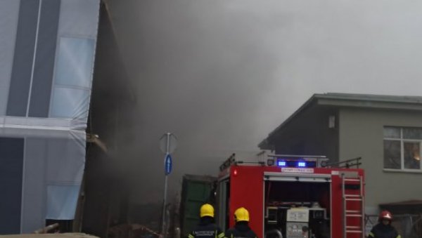 ПРВЕ СЛИКЕ ПОЖАРА У КЛИНИЧКОМ ЦЕНТРУ: Куља густ дим, на лицу места 26 ватрогасаца (ФОТО) ПРВЕ СЛИКЕ ПОЖАРА У КЛИНИЧКОМ ЦЕНТРУ: Куља густ дим, на лицу места 26 ватрогасаца (ФОТО)