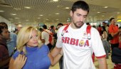 РАЂЕН ЗАПОЧЕО ВЕЗУ СА ПЕВАЧИЦОМ: Ана открила да ли има дечка РАЂЕН ЗАПОЧЕО ВЕЗУ СА ПЕВАЧИЦОМ: Ана открила да ли има дечка