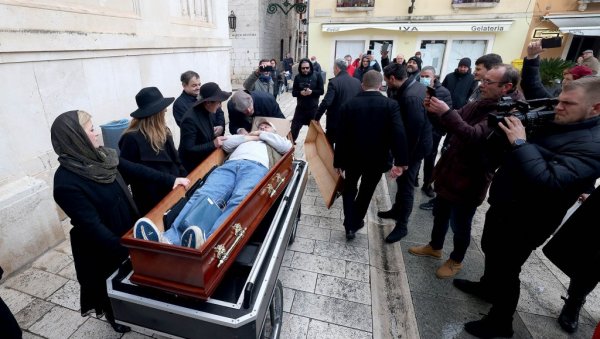 БИЗАРНИ ПЕРФОРМАНС У ЗАДРУ: Одборник до већа стигао у ковчегу, па васкрсао (ВИДЕО) БИЗАРНИ ПЕРФОРМАНС У ЗАДРУ: Одборник до већа стигао у ковчегу, па васкрсао (ВИДЕО)