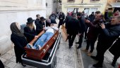 БИЗАРНИ ПЕРФОРМАНС У ЗАДРУ: Одборник до већа стигао у ковчегу, па васкрсао (ВИДЕО) БИЗАРНИ ПЕРФОРМАНС У ЗАДРУ: Одборник до већа стигао у ковчегу, па васкрсао (ВИДЕО)