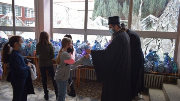 У СУСРЕТ БОЖИЋУ: Празнични пакетићи обрадовали најмлађе у Медвеђи У СУСРЕТ БОЖИЋУ: Празнични пакетићи обрадовали најмлађе у Медвеђи