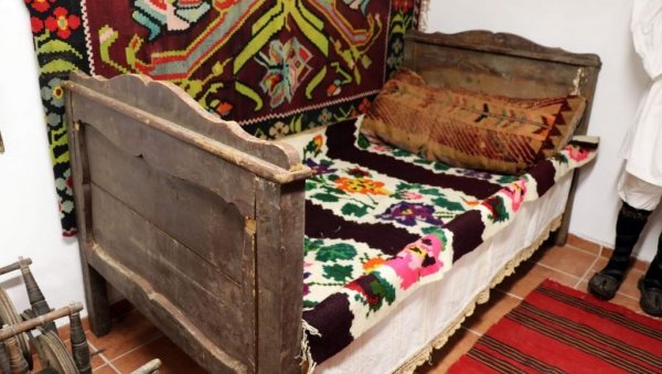 ДОМАЋИНСТВО СТАРИХ ПАЛЕЖАНА: Изложба у обреновачкој библиотеци ДОМАЋИНСТВО СТАРИХ ПАЛЕЖАНА: Изложба у обреновачкој библиотеци