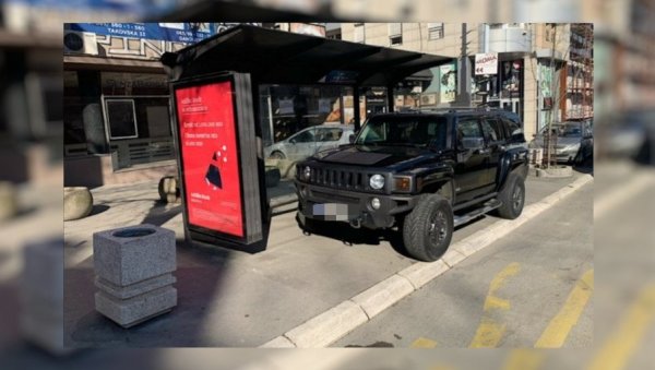 САМО БАХАТО: Попео се на тротоар и паркирао џип на аутобуском стајалишту (ФОТО) САМО БАХАТО: Попео се на тротоар и паркирао џип на аутобуском стајалишту (ФОТО)