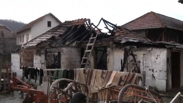 ДЕЦА СУ ПОЧЕЛА ДА ГОРЕ: Пожар код Житорађе, ујак чуо запомагање и бацао малишане кроз прозор! ДЕЦА СУ ПОЧЕЛА ДА ГОРЕ: Пожар код Житорађе, ујак чуо запомагање и бацао малишане кроз прозор!