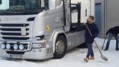 АКТИВАН “ОДМОР”: Арно Гујон морао лопатом да одблокира божићни конвој за КиМ АКТИВАН “ОДМОР”: Арно Гујон морао лопатом да одблокира божићни конвој за КиМ