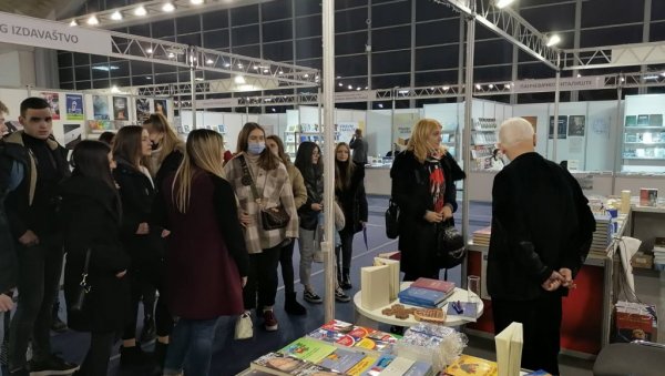 МАТИЈА БЕЋКОВИЋ ОДУШЕВИО ОМЛАДИНУ: Ђаци посетили штанд Новости, једна ученица поделила посебну причу са њим (ФОТО/ВИДЕО) МАТИЈА БЕЋКОВИЋ ОДУШЕВИО ОМЛАДИНУ: Ђаци посетили штанд Новости, једна ученица поделила посебну причу са њим (ФОТО/ВИДЕО)