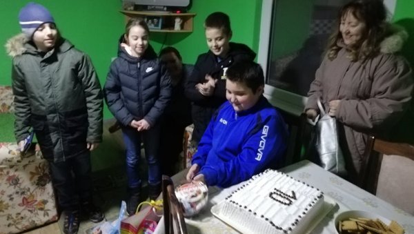 СУЗЕ И ТОРТА ЗА РОЂЕНДАН: Дечака из Кикинде, којем се срушила кућа на гробљу, обрадовали другари из школе СУЗЕ И ТОРТА ЗА РОЂЕНДАН: Дечака из Кикинде, којем се срушила кућа на гробљу, обрадовали другари из школе