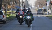 BAJKERI DELILI PAKETIĆE: Deda Mrazevi na motorima obradovali najmlađe Zrenjanince (FOTO) BAJKERI DELILI PAKETIĆE: Deda Mrazevi na motorima obradovali najmlađe Zrenjanince (FOTO)