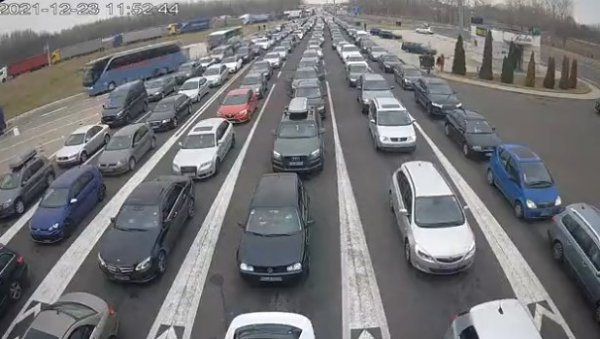 ПОЧЕО ХАОС НА ГРАНИЦАМА: Километарске колоне на уласку у Србију, чека се сатима ПОЧЕО ХАОС НА ГРАНИЦАМА: Километарске колоне на уласку у Србију, чека се сатима