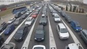 ПОЧЕО ХАОС НА ГРАНИЦАМА: Километарске колоне на уласку у Србију, чека се сатима ПОЧЕО ХАОС НА ГРАНИЦАМА: Километарске колоне на уласку у Србију, чека се сатима