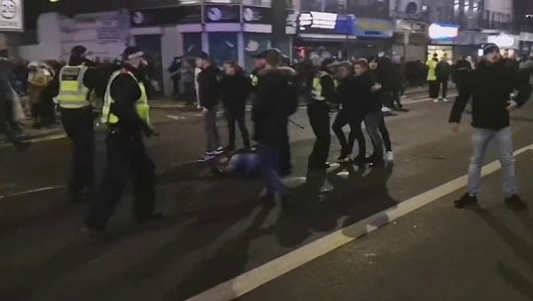 ХАОС У ЛОНДОНУ: Петорица ухапшена после сукоба навијача Тотенхема и Вест Хема (ФОТО/ВИДЕО) ХАОС У ЛОНДОНУ: Петорица ухапшена после сукоба навијача Тотенхема и Вест Хема (ФОТО/ВИДЕО)