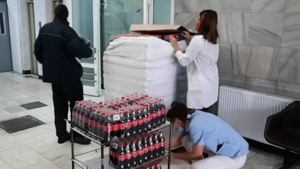 МЕДИЦИНАРИМА ВОДА И СОКОВИ: Донације земунским здравственим установама МЕДИЦИНАРИМА ВОДА И СОКОВИ: Донације земунским здравственим установама