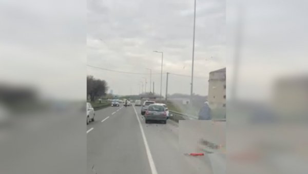 ЛАНЧАНИ СУДАР У БЕОГРАДУ: Саобраћајна несрећа код Куле Небојша (ВИДЕО) ЛАНЧАНИ СУДАР У БЕОГРАДУ: Саобраћајна несрећа код Куле Небојша (ВИДЕО)