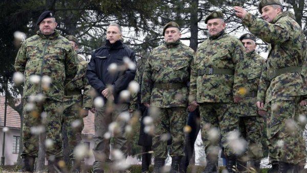ВОЈСКА ЋЕ НАСТАВИТИ ДА СЕ МОДЕРНИЗУЈЕ: Стефановић са припадницима 1. бригаде КоВ у Сремској Митровици ВОЈСКА ЋЕ НАСТАВИТИ ДА СЕ МОДЕРНИЗУЈЕ: Стефановић са припадницима 1. бригаде КоВ у Сремској Митровици