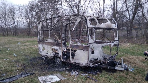 ДВЕ СМРТИ ЗБОГ СВЕЋЕ? У пожару у камп-приколици у Каћу настрадали највероватније Миле П. (65) и мештанин чији је нестанак пријављен ДВЕ СМРТИ ЗБОГ СВЕЋЕ? У пожару у камп-приколици у Каћу настрадали највероватније Миле П. (65) и мештанин чији је нестанак пријављен