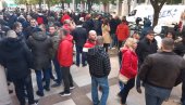 РАЗИШЛИ СЕ БЕЗ ДОГОВОРА: Радници КАП сатима чекали испред Владе Црне Горе РАЗИШЛИ СЕ БЕЗ ДОГОВОРА: Радници КАП сатима чекали испред Владе Црне Горе