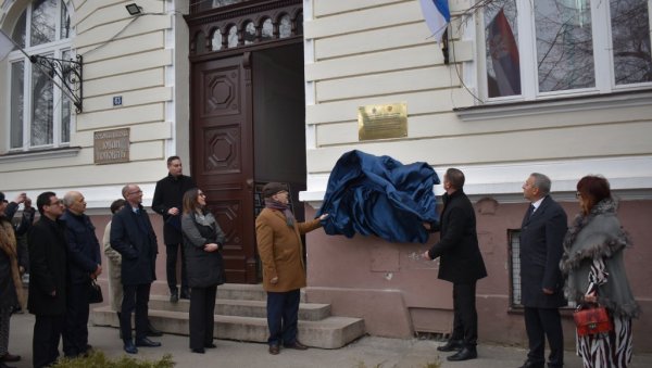 ПАМТЕ ИЗБЕГЛИЦЕ И МАТУРАНТКИЊЕ: ОШ Јован Поповић у Кикинди некада је била Прва руско-српска гимназија ПАМТЕ ИЗБЕГЛИЦЕ И МАТУРАНТКИЊЕ: ОШ Јован Поповић у Кикинди некада је била Прва руско-српска гимназија