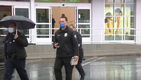 ПОЛИЦИЈА ДОШЛА ПО ПРИЈАВИ, ЗАТЕКЛА ТЕЛА: Пуцњава у продавници у Лос Анђелесу, двоје мртвих (ВИДЕО) ПОЛИЦИЈА ДОШЛА ПО ПРИЈАВИ, ЗАТЕКЛА ТЕЛА: Пуцњава у продавници у Лос Анђелесу, двоје мртвих (ВИДЕО)