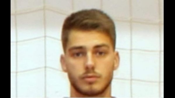 ПРЕМИНУО МЛАДИ ФУДБАЛЕР (23): Срушио се на тренингу, после 3 дана изгубио битку за живот ПРЕМИНУО МЛАДИ ФУДБАЛЕР (23): Срушио се на тренингу, после 3 дана изгубио битку за живот