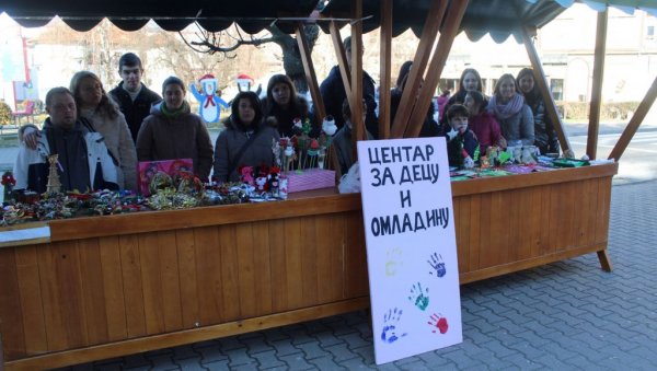 У СУСРЕТ НОВОЈ ГОДИНИ: У Власотинцу одржан „Вашар рукотворина“ У СУСРЕТ НОВОЈ ГОДИНИ: У Власотинцу одржан „Вашар рукотворина“
