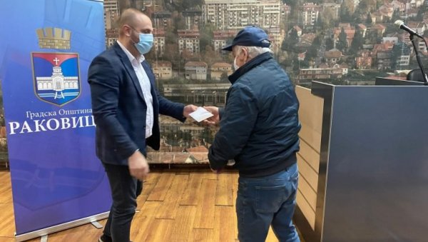 РАСЕЉЕНИМА ПО 20.000 ДИНАРА: Општина Раковица поделила једнократну помоћ РАСЕЉЕНИМА ПО 20.000 ДИНАРА: Општина Раковица поделила једнократну помоћ