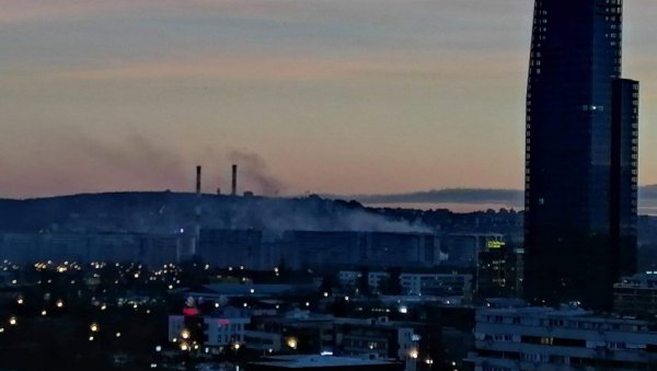 БУКТИ ПОЖАР КОД ДЕЛТА СИТИЈА: Буктињу гаси 19 ватрогасаца, 5 ватрогасних возила на терену БУКТИ ПОЖАР КОД ДЕЛТА СИТИЈА: Буктињу гаси 19 ватрогасаца, 5 ватрогасних возила на терену