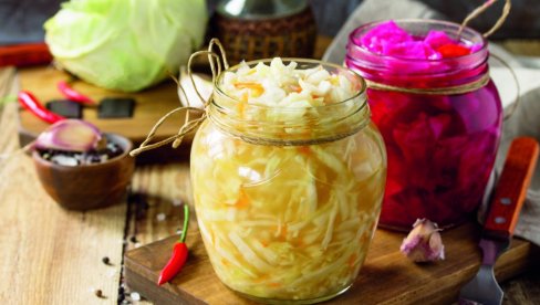 КИСЕЛИ КУПУС, КРАСТАВЧИЋИ ИЛИ КАРФИОЛ: Која ферментисана храна има највише витамина КИСЕЛИ КУПУС, КРАСТАВЧИЋИ ИЛИ КАРФИОЛ: Која ферментисана храна има највише витамина
