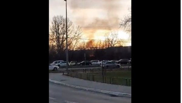 ПРВИ СНИМАК ПОЖАРА НА НОВОМ БЕОГРАДУ: Ватра гута бараку у близини тржног центра (ВИДЕО) ПРВИ СНИМАК ПОЖАРА НА НОВОМ БЕОГРАДУ: Ватра гута бараку у близини тржног центра (ВИДЕО)