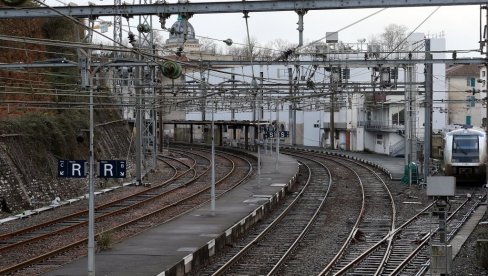 PUTNICI PROVELI NOĆ ZAROBLJENI NA PRUZI: Kvar im poremetio planove, intervenisali vatrogasci i Crveni krst PUTNICI PROVELI NOĆ ZAROBLJENI NA PRUZI: Kvar im poremetio planove, intervenisali vatrogasci i Crveni krst